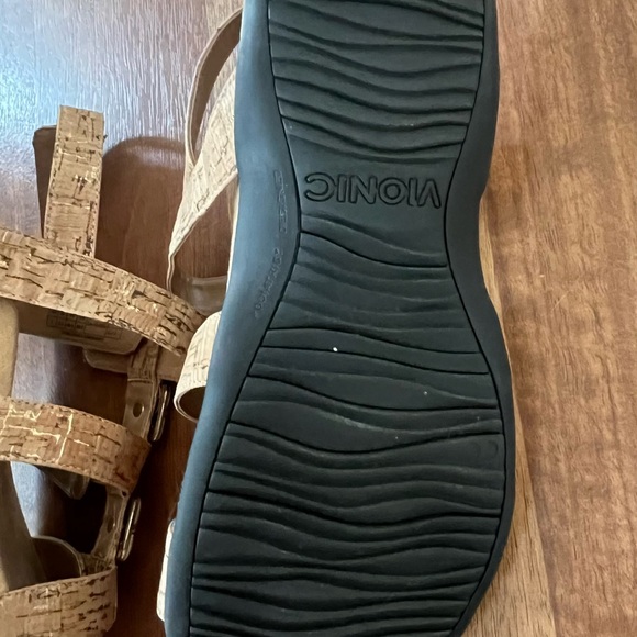 Lightly worn adjustable sandals - Picture 3 of 3